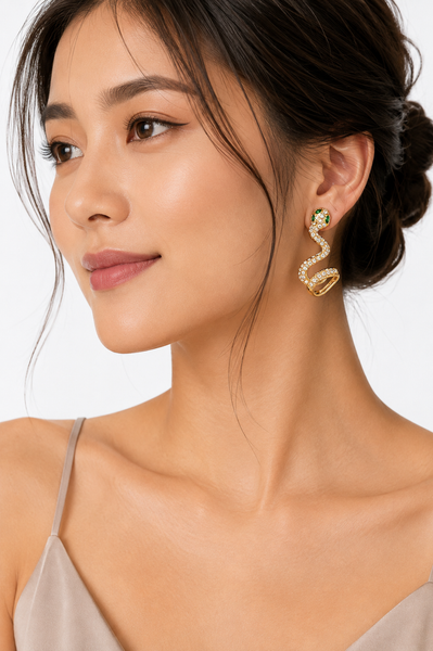 Pendientes de serpiente con piedra verde