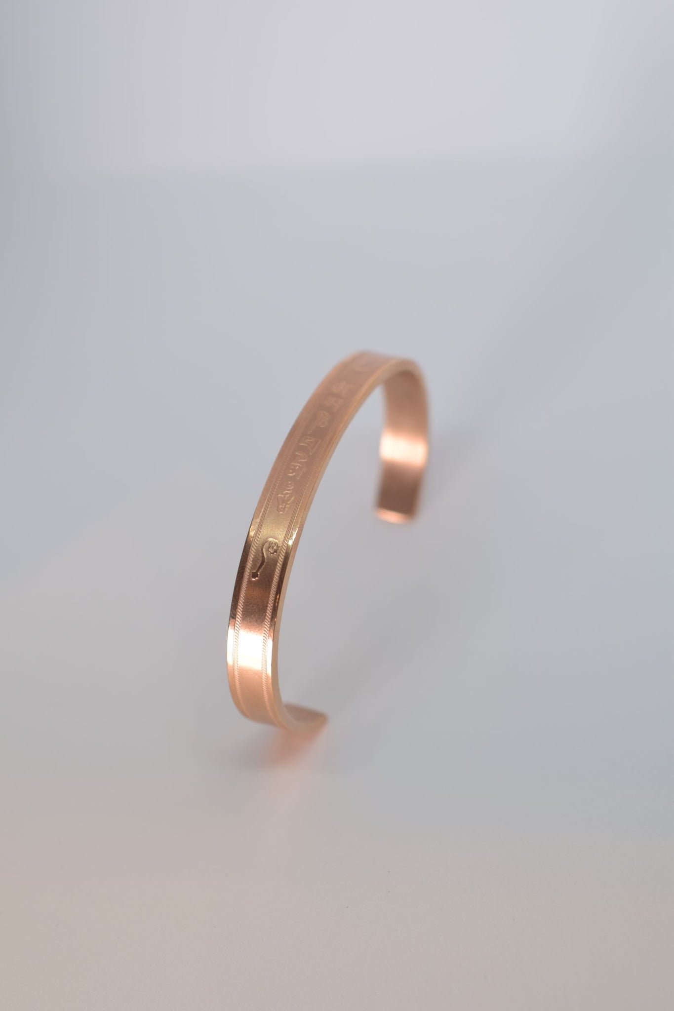 MANTRA BANGLE WITH THE CUT ROSE GOLD SMALL